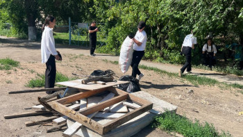 Фотография к новости: Оралдық жастар қоқыс жинап жарысты