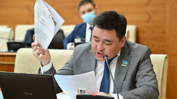 Фотография к новости: "Алматыда оқ атқандар жазасыз қалмасын". Депутат қару асынған жастар туралы айтты