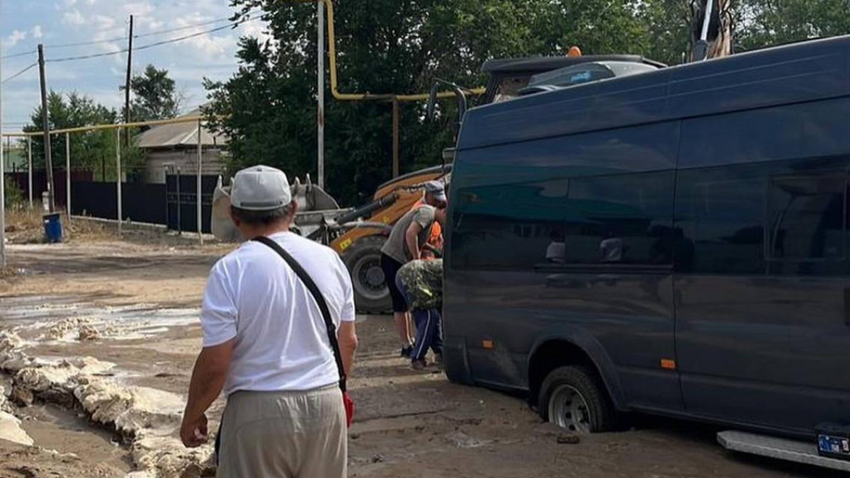 Алматы облысында балаларды таситын микроавтобус батпаққа батып кетті