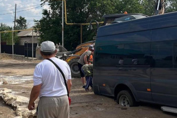 Фотография к новости: Алматы облысында балаларды таситын микроавтобус батпаққа батып кетті