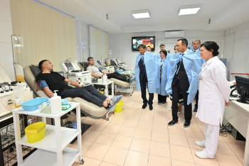 Фотография к новости: Сенаторлар трансфузиология орталығының қызметімен танысты