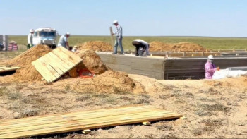 Фотография к новости: Су тасқыны: Ақтөбеде тұрғын үйлердің қазығы қағылып жатыр