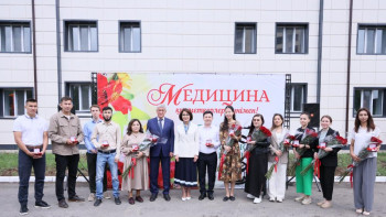 Фотография к новости: Қарағандыда 94 жас дәрігерге пәтер кілті табысталды