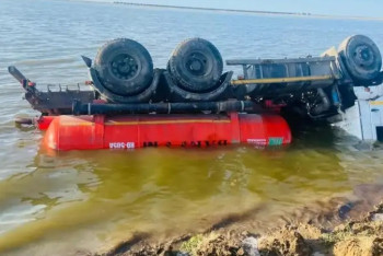 Атырау облысында үш көлік соқтығысып, шетелдік жолаушы көз жұмды