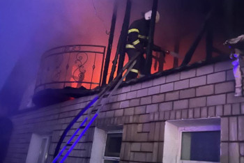 Фотография к новости: Павлодар облысында жеке тұрғын үй мен гараж өртенді