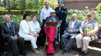 Фотография к новости: Әскерилер соғыс ардагері Шәңгерей Жәнібековті ғасырлық мерейтойымен құттықтады