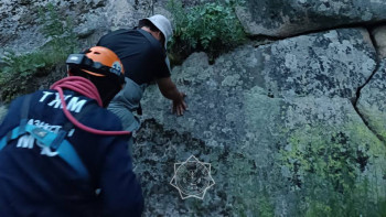 Фотография к новости: Павлодар облысының құтқарушылары туристі таудан түсірді