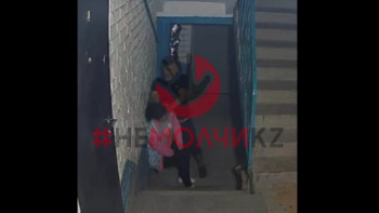 Фотография к новости: Атырауда әйелге жасалған шабуыл видеоға түсіп қалды