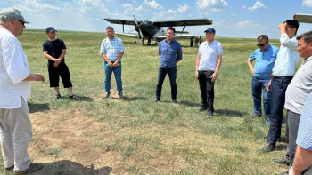 Фотография к новости: АШМ Ақтөбедегі шегірткеге қарсы химиялық өңдеу жұмыстарымен танысты