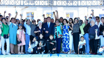 Фотография к новости: Көкшетаулық 60-қа жуық көпбалалы отбасы көптен күткен пәтерлерінің кілтін алды