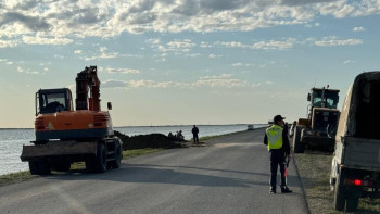 Фотография к новости: "Атырау - Орал" автожолының су басқан бөлігі қайта қалпына келтірілді