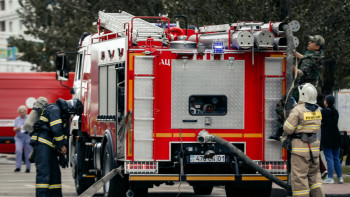 Фотография к новости: Өрт сөндірушілер жанып жатқан көлікті сөндірді