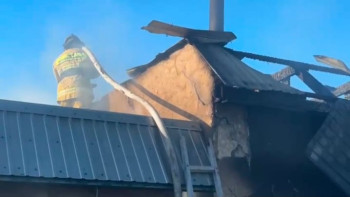 Фотография к новости: Ақмолада өрт сөндірушілер жанып жатқан моншадағы өртті сөндірді