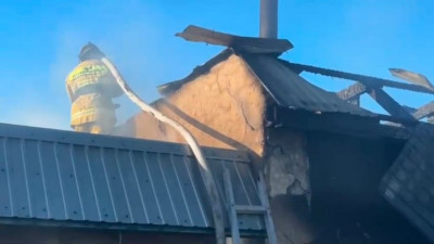 Ақмолада өрт сөндірушілер жанып жатқан моншадағы өртті сөндірді