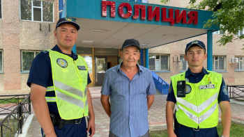 Фотография к новости: "Ауа жетпей, көгеріп кеткен". Полицейлер 7 айлық нәрестені құтқаруға көмектесті