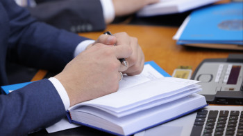 Фотография к новости: Мәслихат жергілікті әкімдіктен есеп алуы керек – заңгер