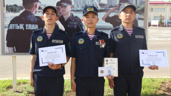 Фотография к новости: Жасөспірімді ажалдан құтқарған сарбаз  марапатталды