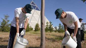 Фотография к новости: Астанада мәслихат депутаттары мен «Жасыл ел» жастары тазалық акциясын өткізді