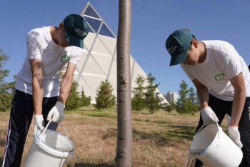 Фотография к новости: Астанада мәслихат депутаттары мен «Жасыл ел» жастары тазалық акциясын өткізді