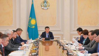 Фотография к новости: Қарин наградалар геральдикасы мәселелері жөніндегі комиссия отырысын өткізді