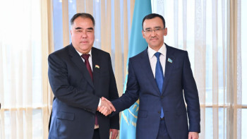 Фотография к новости: Мәулен Әшімбаев Тәжікстанның Маджлиси Оли Маджлиси милли делегациясымен кездесті