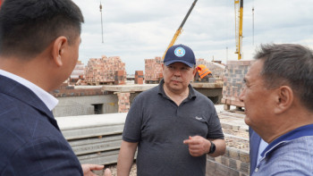 Фотография к новости: Бозымбаев Ақмола облысында су тасқынынан кейінгі үйлердің құрылысын тексерді