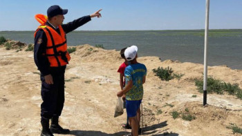 Фотография к новости: Балаңызға судағы қауіпсіздік ережелерін түсіндіріп қойыңыз