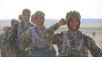 Фотография к новости: Мерзімді қызметтің сарбазы парашютпен секіру кезінде шеберлік танытты