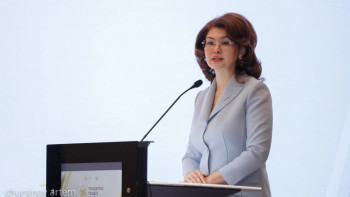 Фотография к новости: Аида Балаева Мемлекеттік қызметшілерді құттықтады