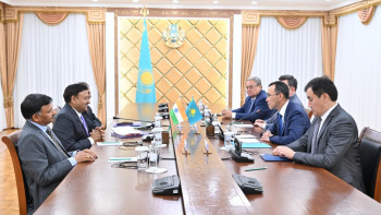 Фотография к новости: Әшімбаев Үндістанның Сайлау жөніндегі бас комиссарымен кездесті