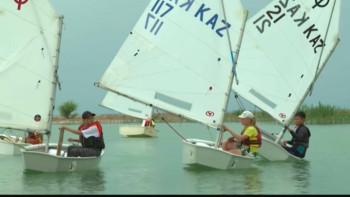 Фотография к новости: Алматы облысында желкенді қайықшылар жарысы басталды