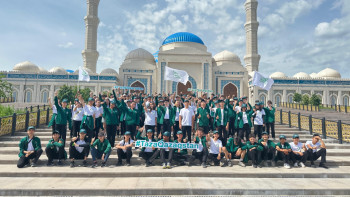 Фотография к новости: «Таза дүйсенбі»: «Жасыл ел» жасақтары Астанадағы бас мешіт аумағын тазалады