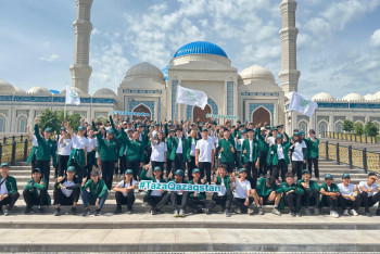 Фотография к новости: «Таза дүйсенбі»: «Жасыл ел» жасақтары Астанадағы бас мешіт аумағын тазалады