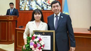 Фотография к новости: BAQ.KZ тілшісі "Парламент сыйлығын" иеленді