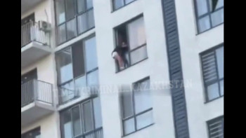 Фотография к новости: Биіктен құлаған бойжеткеннің соңғы минуттары видеоға түсіп қалған