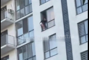 Биіктен құлаған бойжеткеннің соңғы минуттары видеоға түсіп қалған