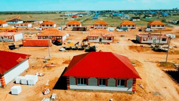 Фотография к новости: Қобда ауылында құрылысшылар 61 үйдің шатырын жабуға көшті