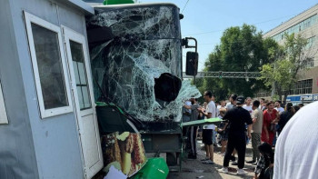 Фотография к новости: Алматыда жолаушылар автобусы дүкенге соқтығысты