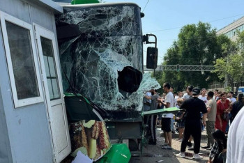 Алматыда жолаушылар автобусы дүкенге соқтығысты