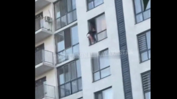 Фотография к новости: Билеп тұрып, құлап кетті: ІІМ Алматыда қыздың өліміне қатысты пікір білдірді