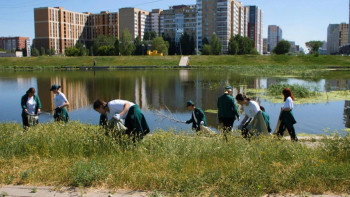 Фотография к новости: Таза Қазақстан: Елордалық жастар Есіл жағалауын қоқыстан тазартты