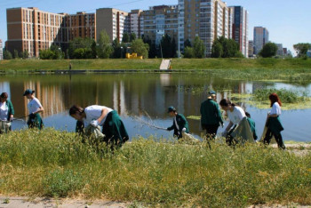 Фотография к новости: Таза Қазақстан: Елордалық жастар Есіл жағалауын қоқыстан тазартты