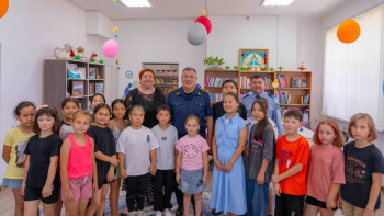 Фотография к новости: ШҚО полицейлері “Ауылдық кітапханаларға арналған 100 кітап” акциясына қатысты