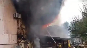 Фотография к новости: Алматыда екіқабатты дүкен өртенді