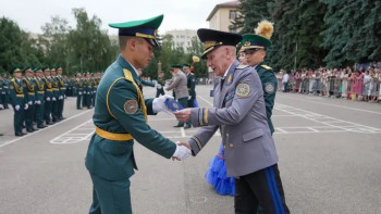 Фотография к новости: ҰҚК Шекара академиясының түлектеріне диплом табысталды