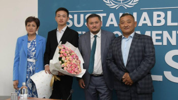 Фотография к новости: Саясат Нұрбек ҰБТ-да 140 балл жинаған түлекті құттықтады