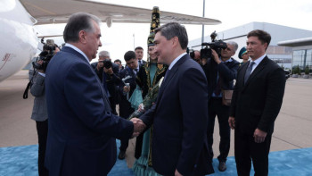 Фотография к новости: Эмомали Рахмон ШЫҰ саммитіне қатысу үшін Қазақстан астанасына келді