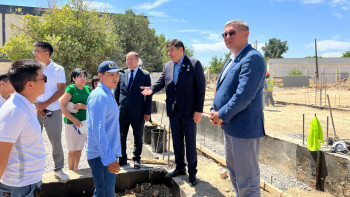 Фотография к новости: Мәжіліс депутаты Тараз қаласындағы мектептің құрылысымен танысты