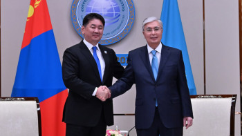 Фотография к новости: Тоқаев Моңғолия Президенті Ухнаагийн Хурэлсухпен кездесті