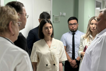 Фотография к новости: Депутат Қарағандыдағы жаңартылған балалар ауруханасы жұмысымен танысты